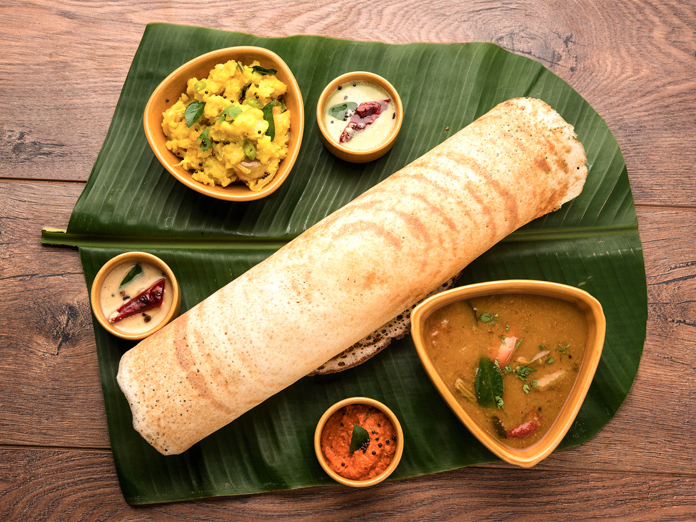 Masala dosa je palačinka z rýžového těsta servírovaná s kari