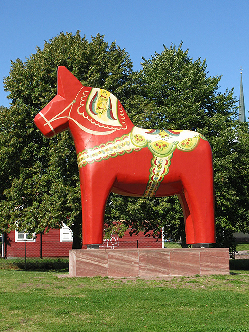 Dalarnský kůň v nadživotní velikosti ve městečku Mora váží 3,5 tuny a stál město 150 000 švédských korun