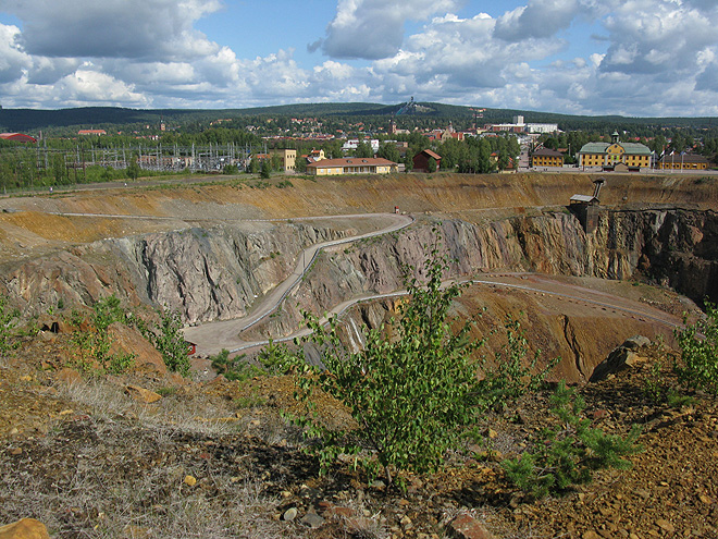 Měděný důl Falu koppargruva, jáma je hluboká 95 metrů a její obvod měří 1,6 km