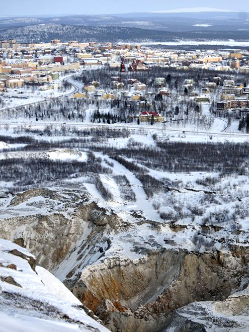 Důl na železnou rudu přímo navazuje na město Kiruna