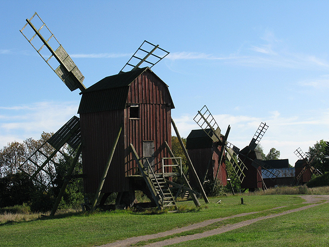 Ulička větrných mlýnů ve Störlinge (východní Öland)