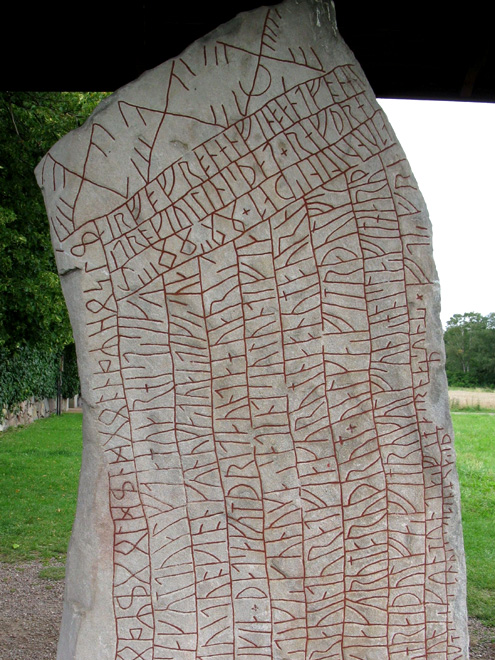 Téměř 4 metry vysoký runový kámen z 9. století obsahuje 760 run, což představuje nejdelší dochovaný runový nápis na světě