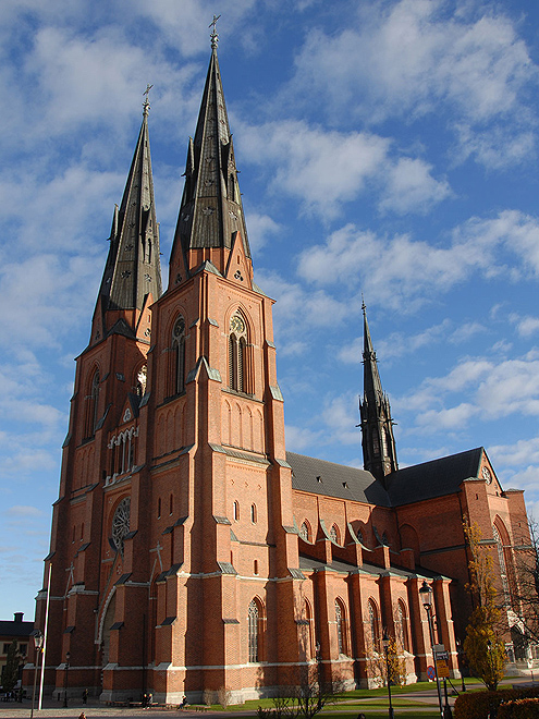 Gotická katedrála v Uppsale s věžemi vysokými téměř 120 metrů