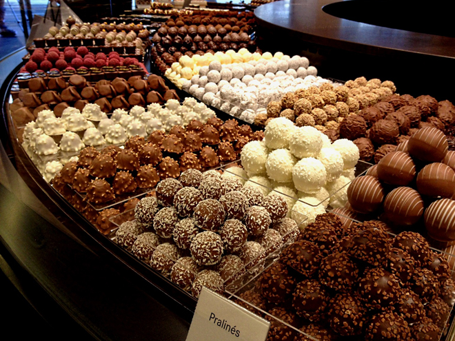 Typický pohled do švýcarského obchodu s čokoládou