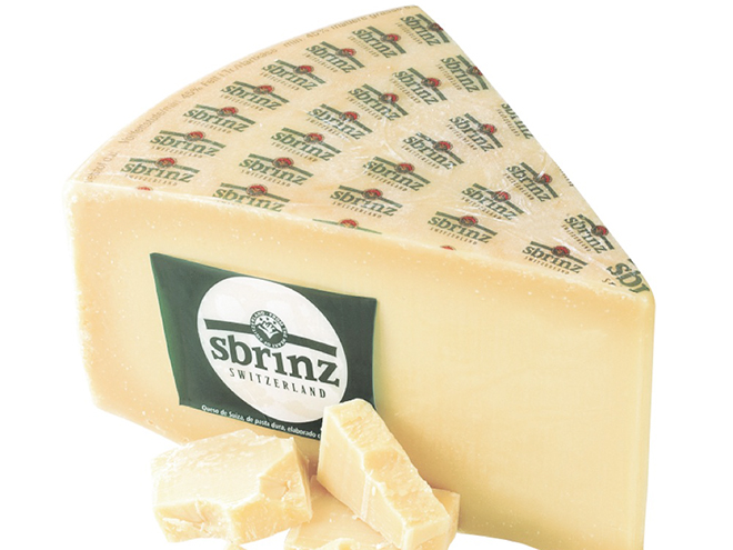 Velmi tvrdý sýr Sbrinz je švýcarským předchůdcem italského parmezánu