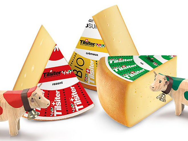 Polotvrdý sýr Tilsiter z kravského mléka se často ochucuje přidáním bylinek