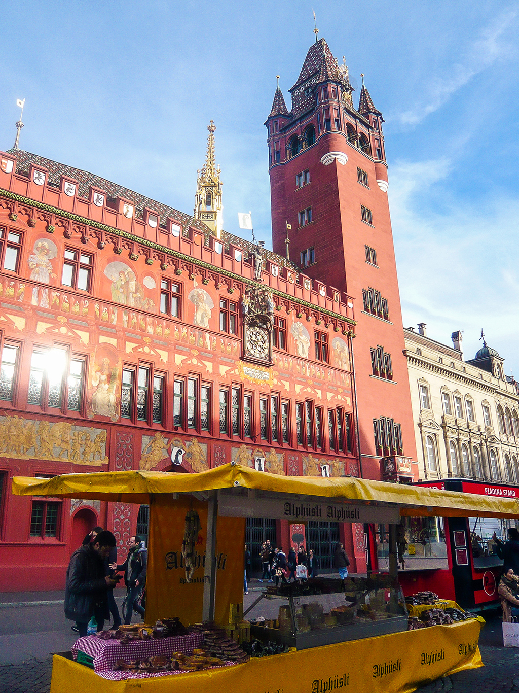 Červená budova radnice v Basileji je přes 500 let stará