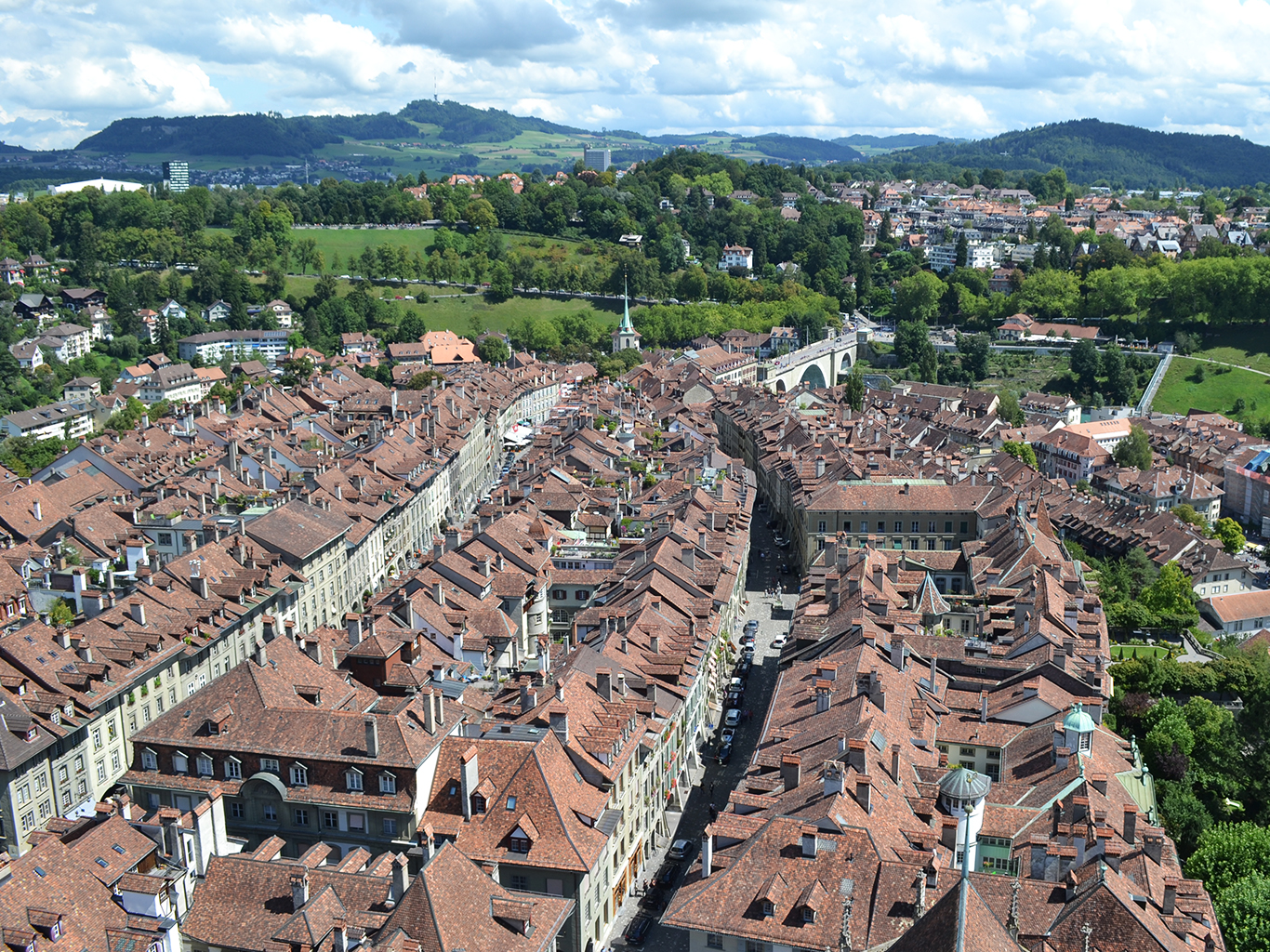 Pohled na červené střechy Bernu ze 101 m vysoké věže katedrály Münster