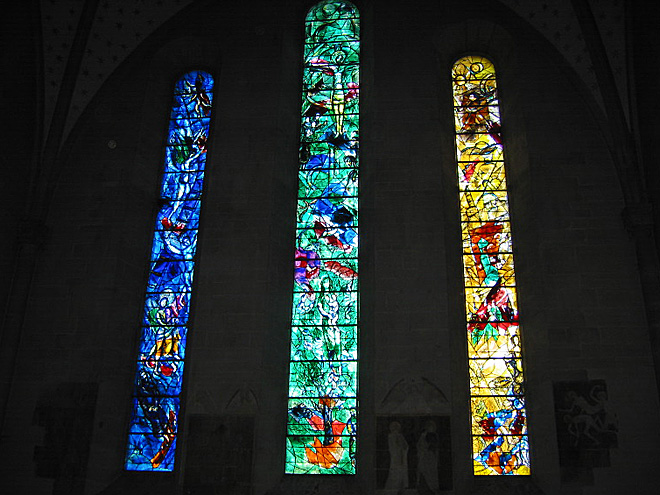 Vitráže s biblickými náměty v katedrále Fraumünster vytvořil Marc Chagall