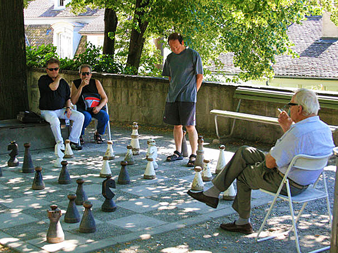 Šachovnice v Lindenhofu nabízí možnost hrát šachy pod širým nebem