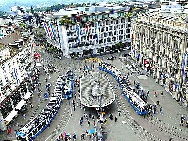 Malé náměstí Paradeplatz je centrem bulváru Bahnhofstrasse