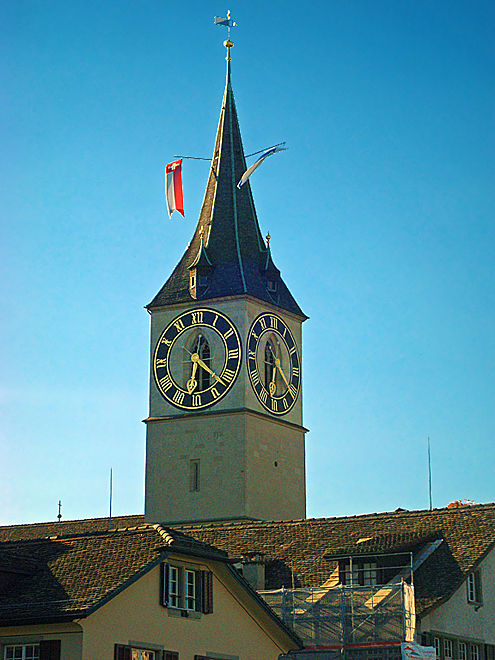 Na kostelu sv. Petra zaujmou největší kostelní věžní hodiny v Evropě
