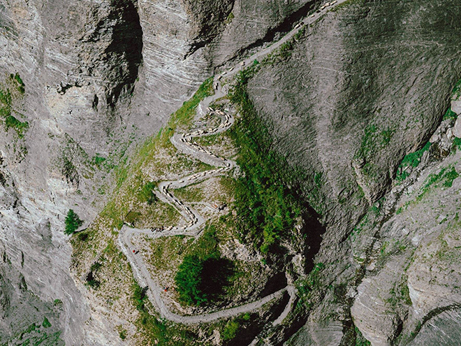 Úzký chodník Daubenwand vytesaný do skalní stěny Daubenhornu