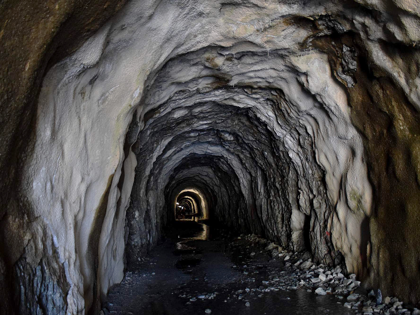 Jeden kilometr dlouhý tunel pro pěší vedoucí pod hřebenem Eggishornu