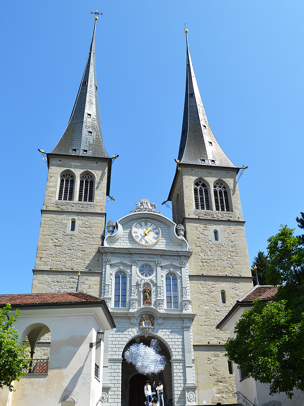 Kostel Hofkirche je věnovaný patronům Lucernu – sv. Leodegarovi a sv. Mořicovi