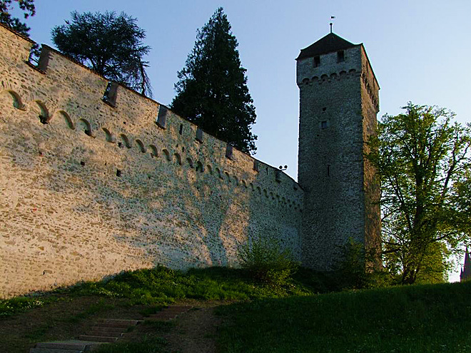 Po cimbuří hradeb se lze projít nebo vylézt na několik hradebních věží