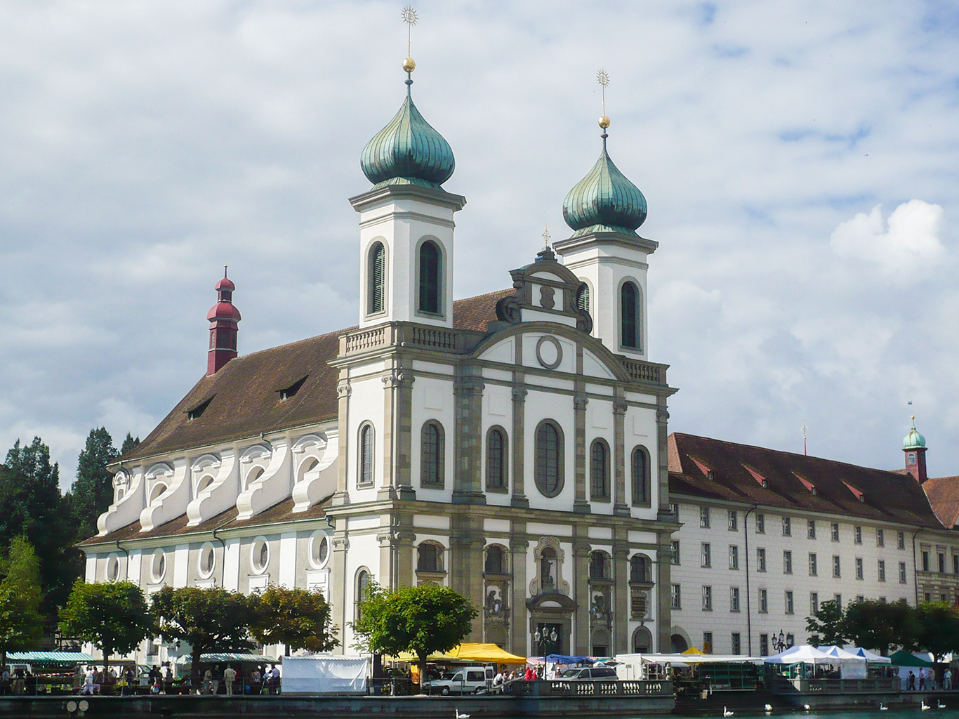 Jezuitský kostel je výraznou dominantou nábřeží Lucernu