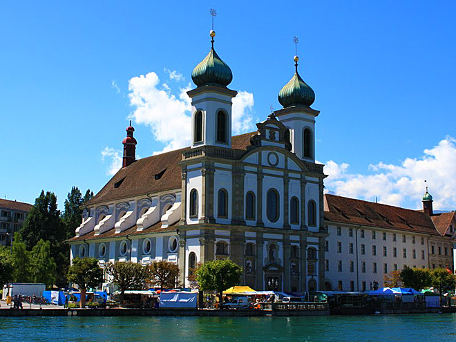 Jezuitský kostel je výraznou dominantou nábřeží Lucernu