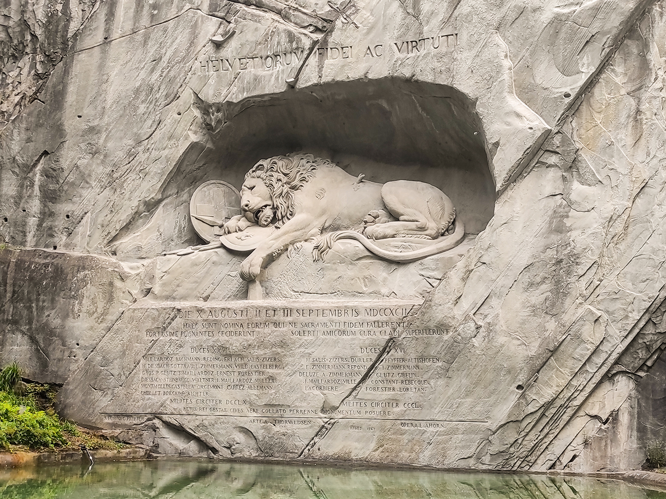 Löwendenkmal v Luzernu věnovaný vojákům padlým při obraně Ludvíka XVI.