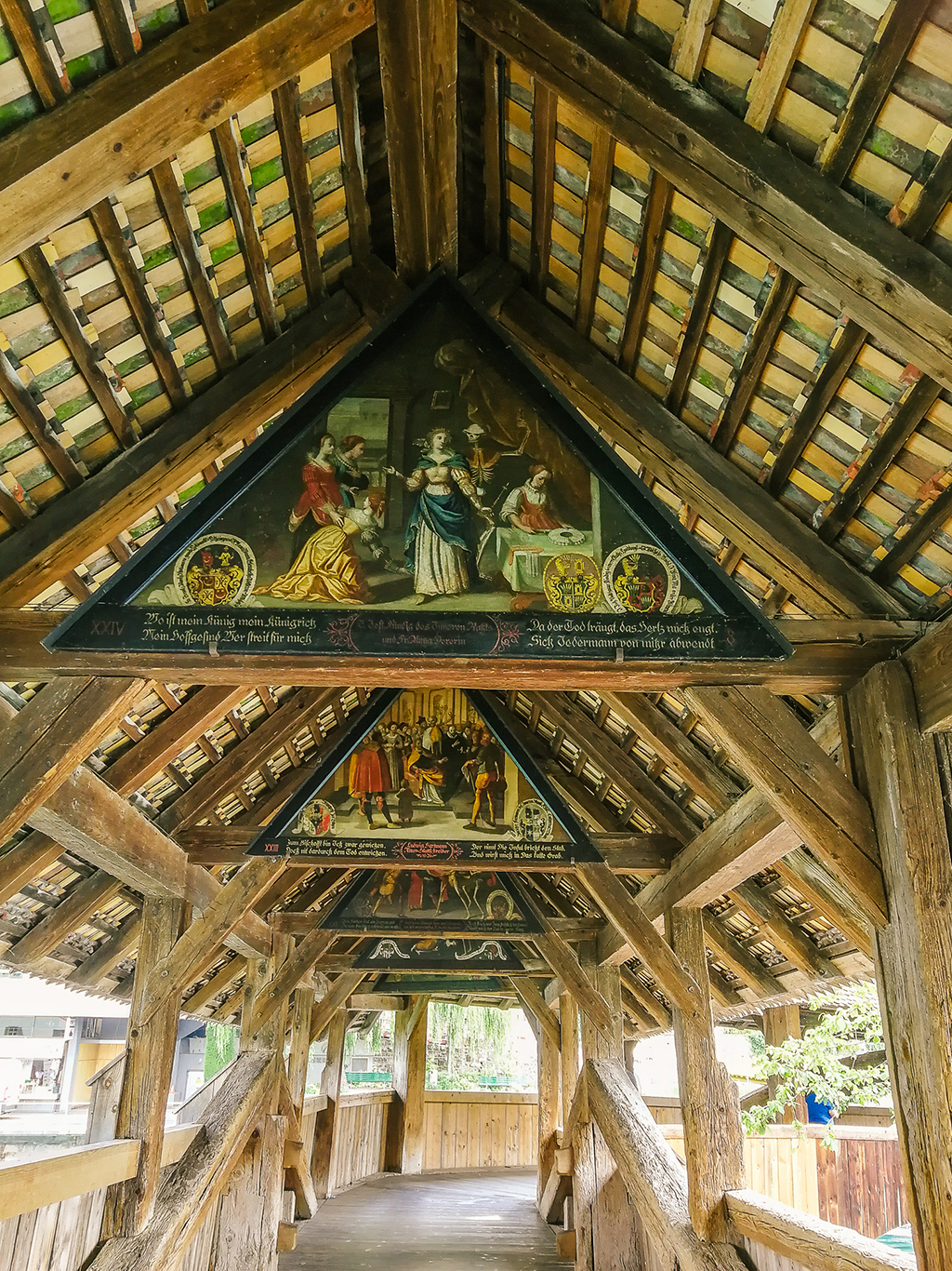 Malby na dřevěných deskách známého mostu Kapellbrücke v Lucernu 