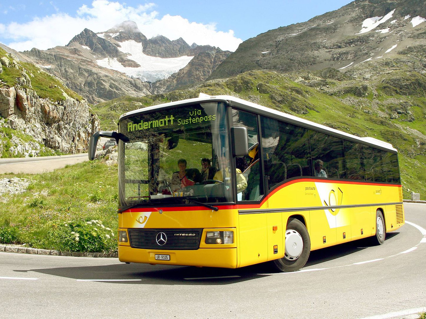 Spojení mezi odlehlými švýcarskými vesnicemi zajišťují poštovní autobusy