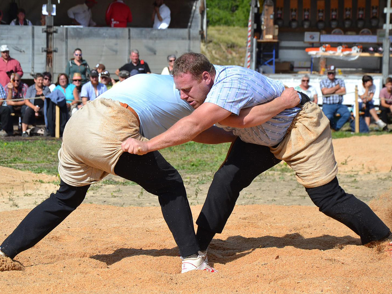 Při zápasu zvaném schwingen mají na sobě soupeři speciální jutové kalhoty