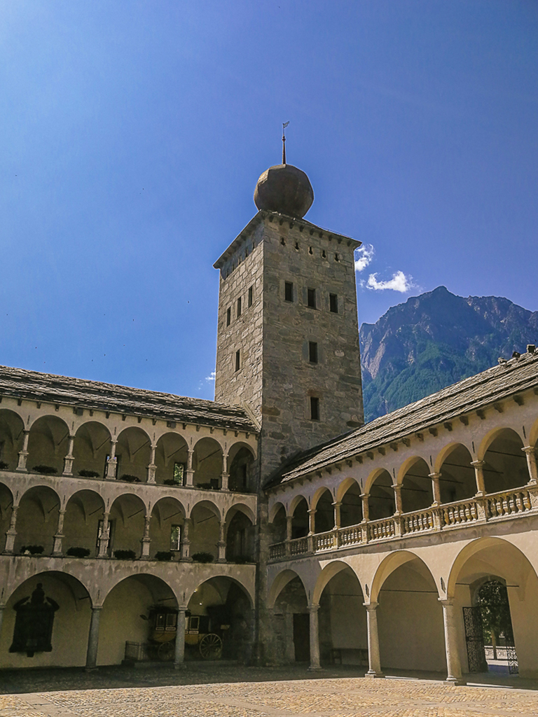 Vnitřní nádvoří barokního paláce Stockalperschloss v Brigu