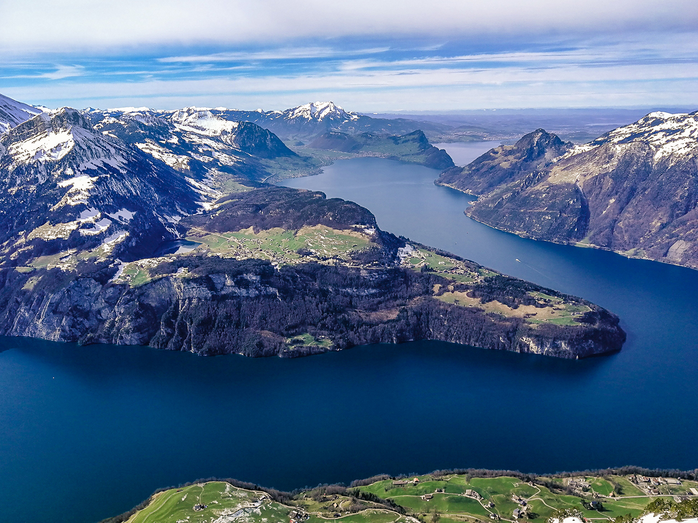 Pohled na jezero Vierwaldstättersee z vrcholu Fronalpstock