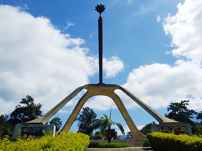 Památník Uhuru, neboli svobody, připomíná nezávislost Tanzanie