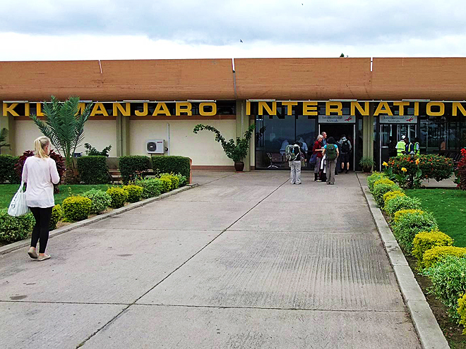 Před letištní budovou Kilimanjaro International Airport