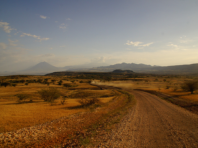 Cesta k jezeru Natron (v pozadí sopka Lengai)
