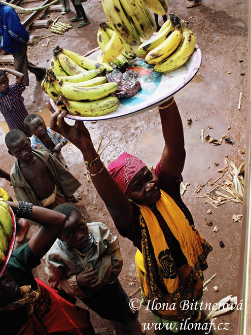 Prodej čerstvých banánů ve vlakové stanici probíhá přímo přes okno