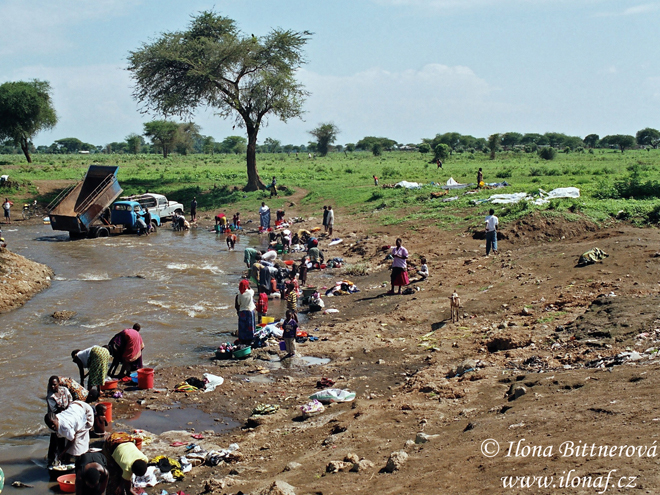 V lednu je na severu Tanzanie vody dost, a tak u řeky myjí všichni všechno