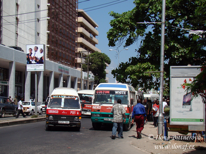 Nejlépe se na cestu doptáte ze zastávky Posta v centru Dar es Salaamu