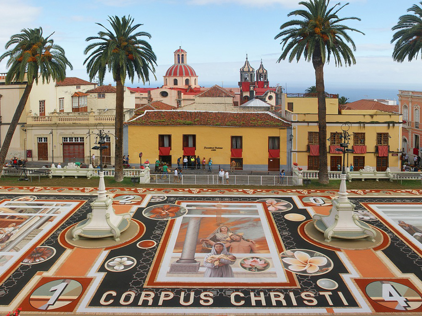 Svátek zvaný Corpus Cristi charakterizují nazdobené chodníky a náměstí