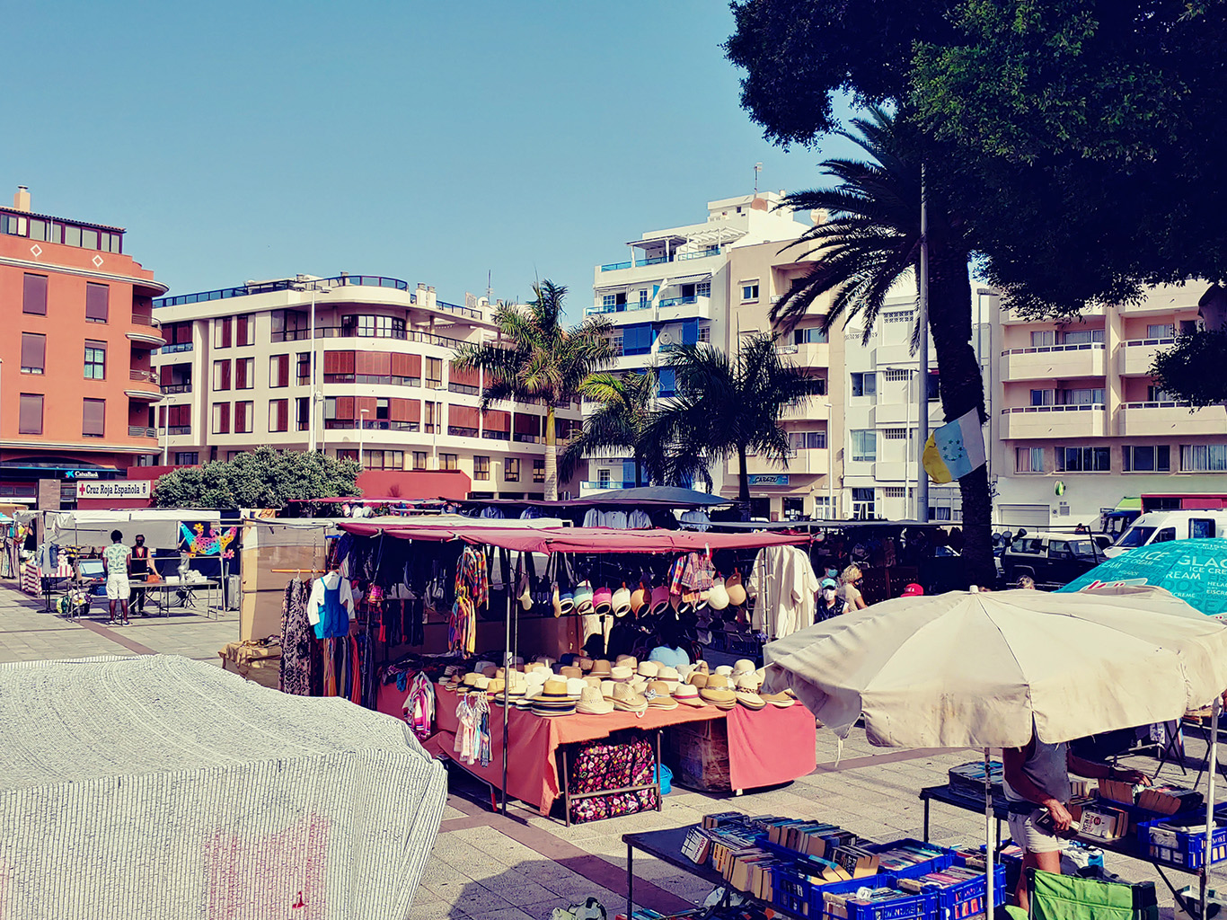 Sobotní trh na hlavním náměstí ve městě El Médano