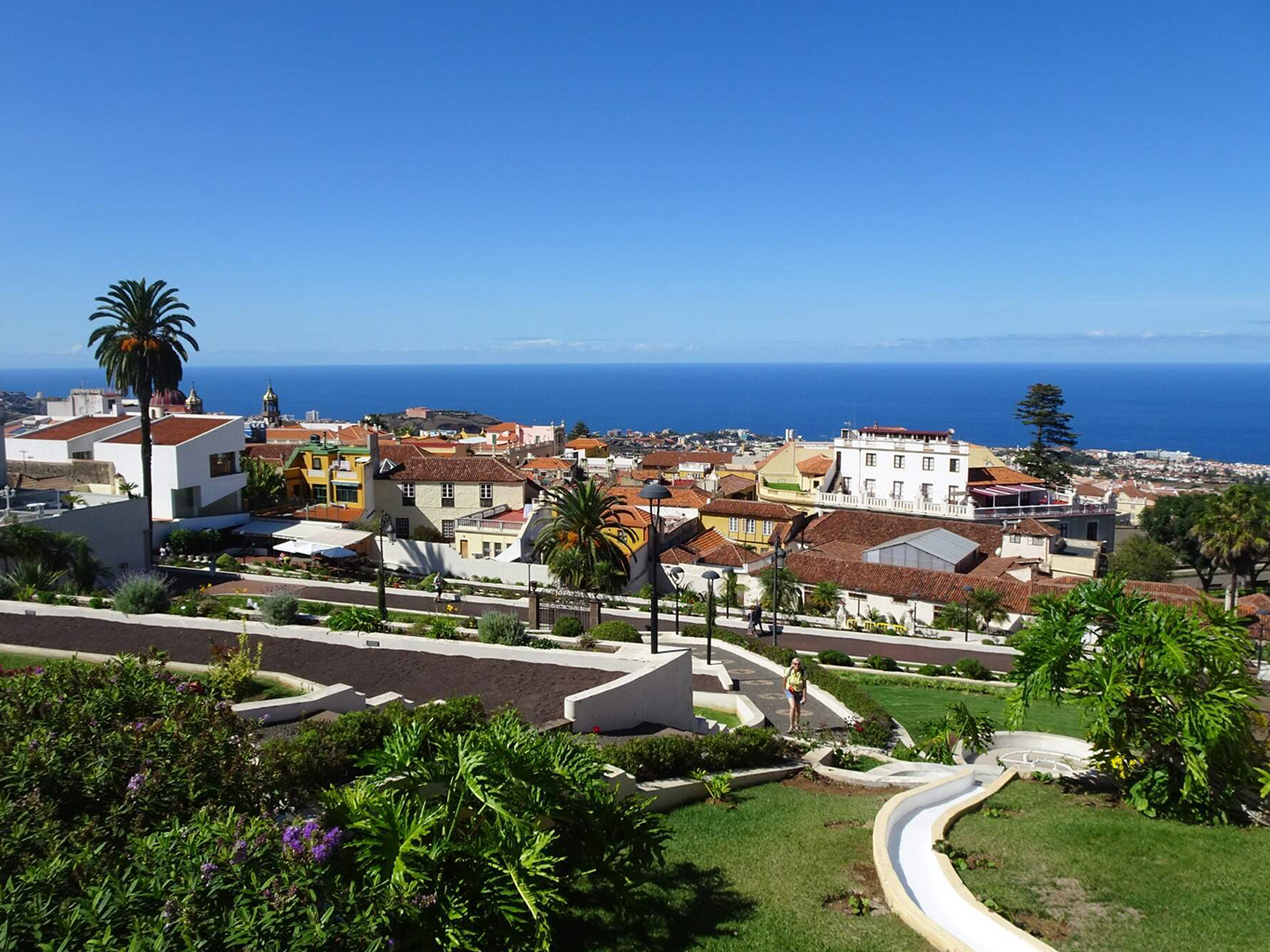 La Orotava při pohledu z krásné stupňovité francouzské zahrady Jardín Victoria