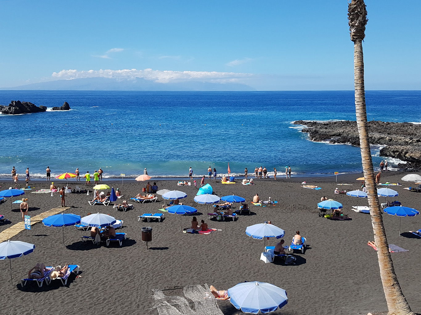 Playa la Arena je sevřena dvěma útesy