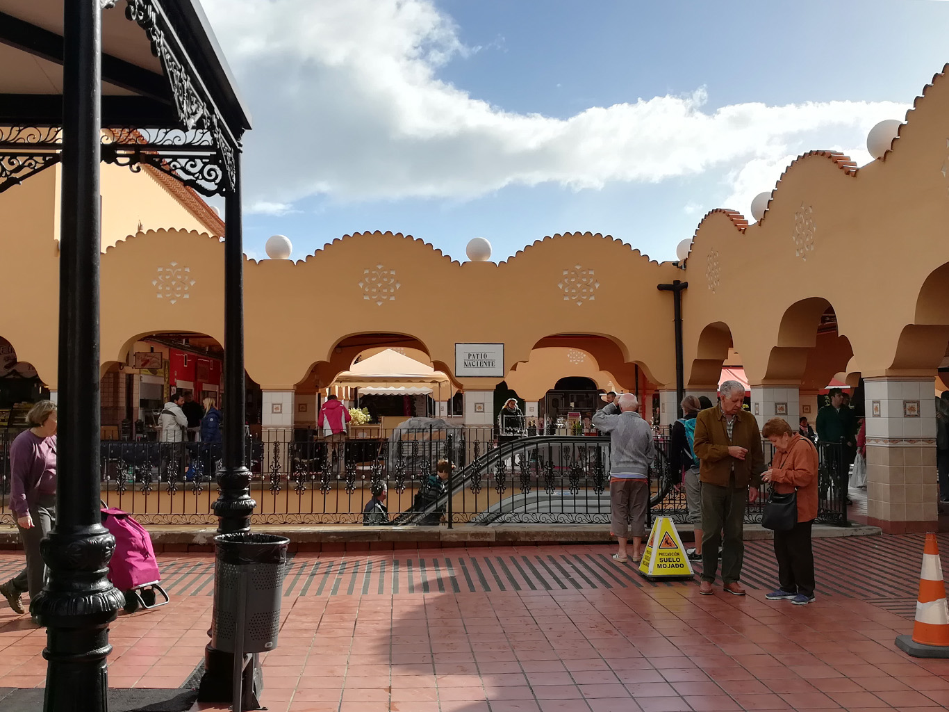 Kanářané na trhu Nuestra Senora de Africa v Santa Cruz