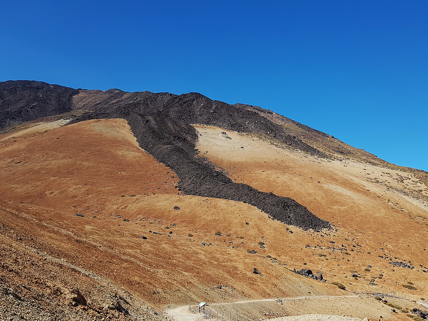 Holé svahy vysokých hor ve vyprahlém středu ostrova (NP Teide)