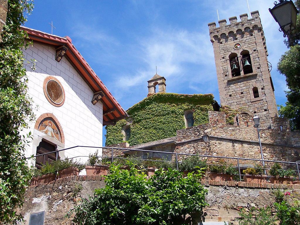 Kostel sv. Vavřince se zvonicí v Castagneto Carducci