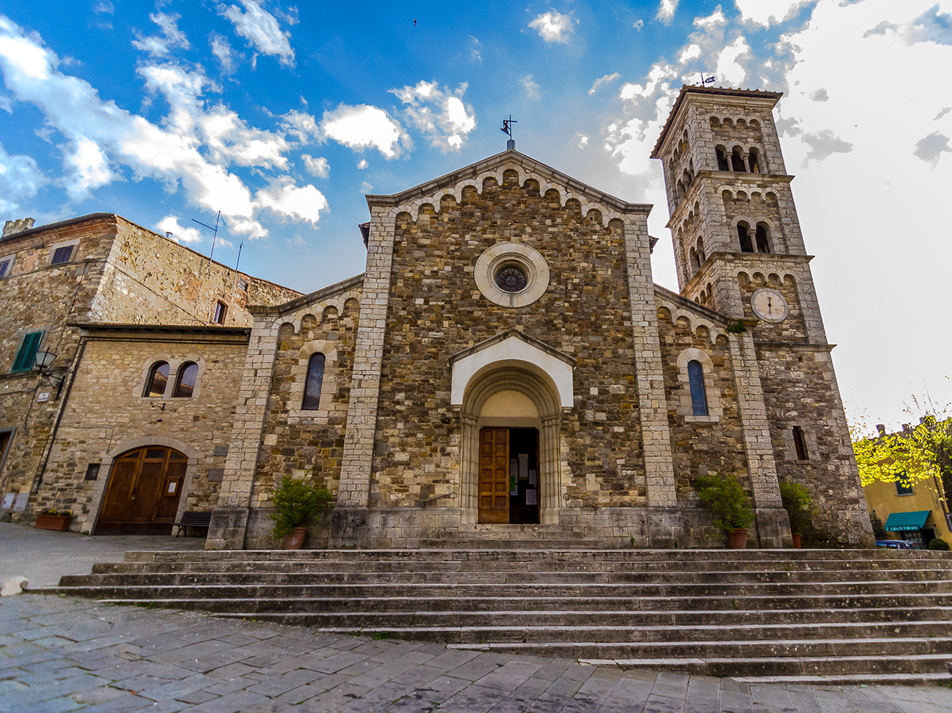 Půvabný neorománský kostelík San Salvatore v Castellina in Chianti