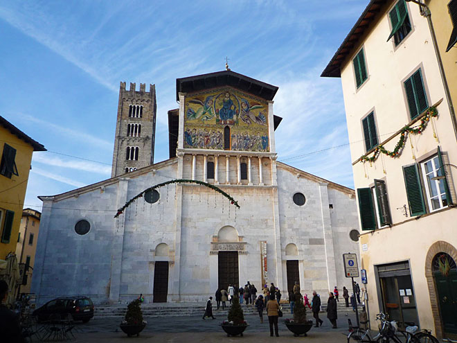 Bazilika San Frediano v Lucce se pyšní mozaikou v pisánském stylu na fasádě