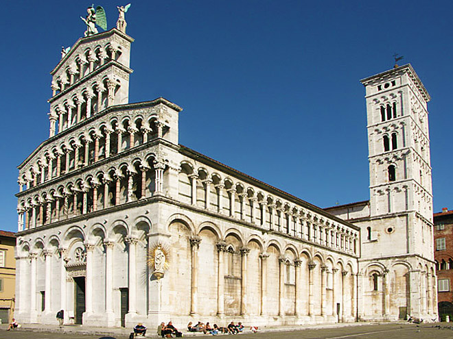 Románský kostel San Michele in Foro má nejvyšší zvonici ve městě