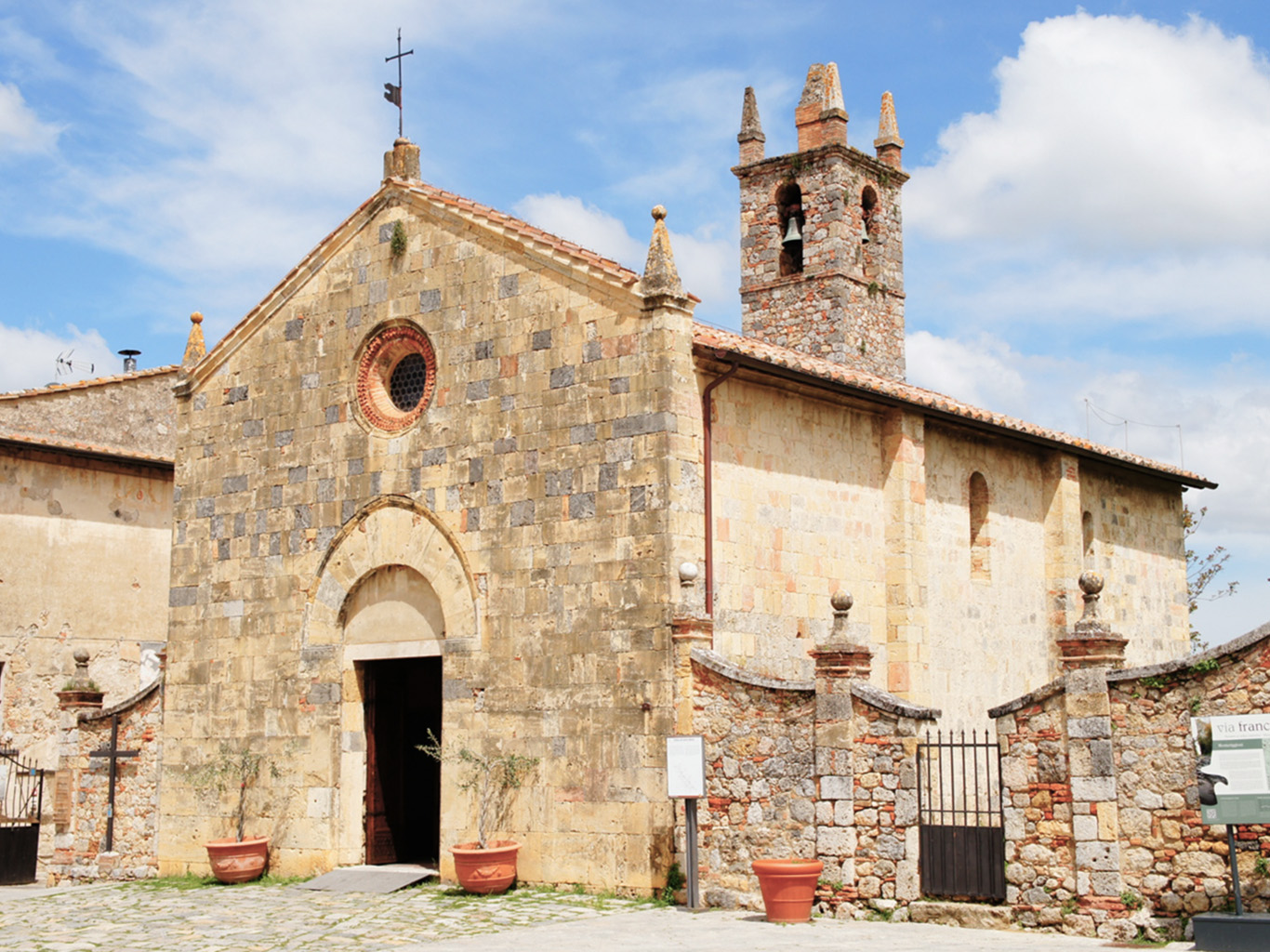 Kostel Nanebevzetí Panny Marie (Chiesa di Santa Maria Assunta) v Monteriggioni