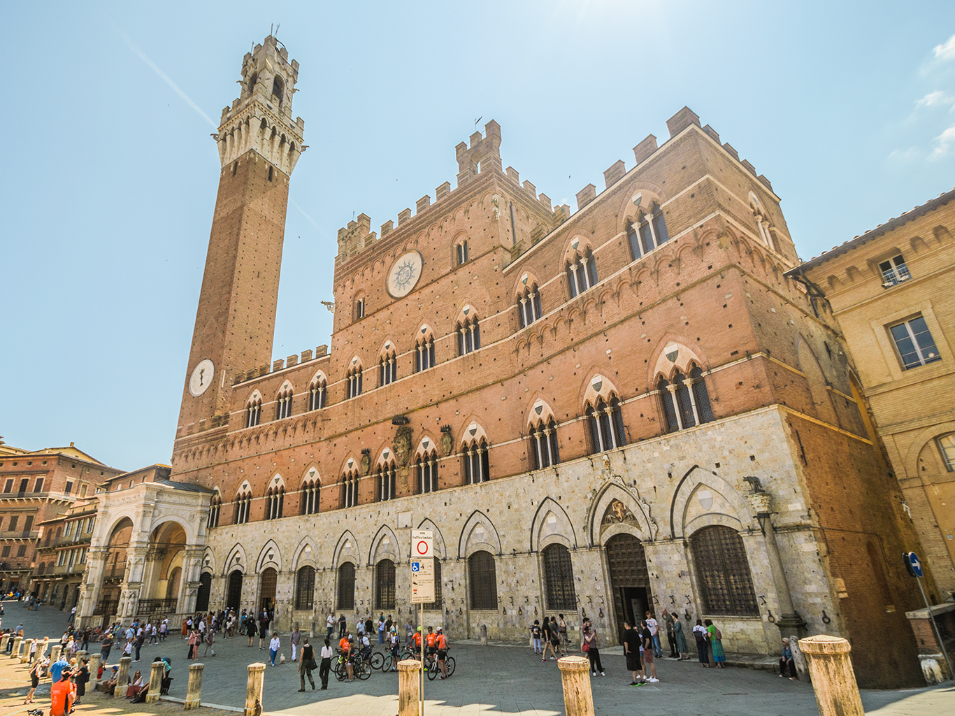 Dominantou náměstí Piazza del Campo je palác Palazzo Pubblico