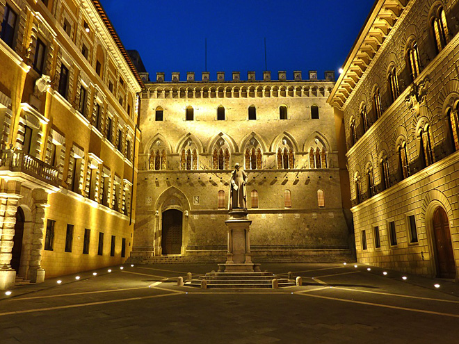 Palazzo Salimbeni je sídlem nejstarší banky Monte dei Paschi di Siena