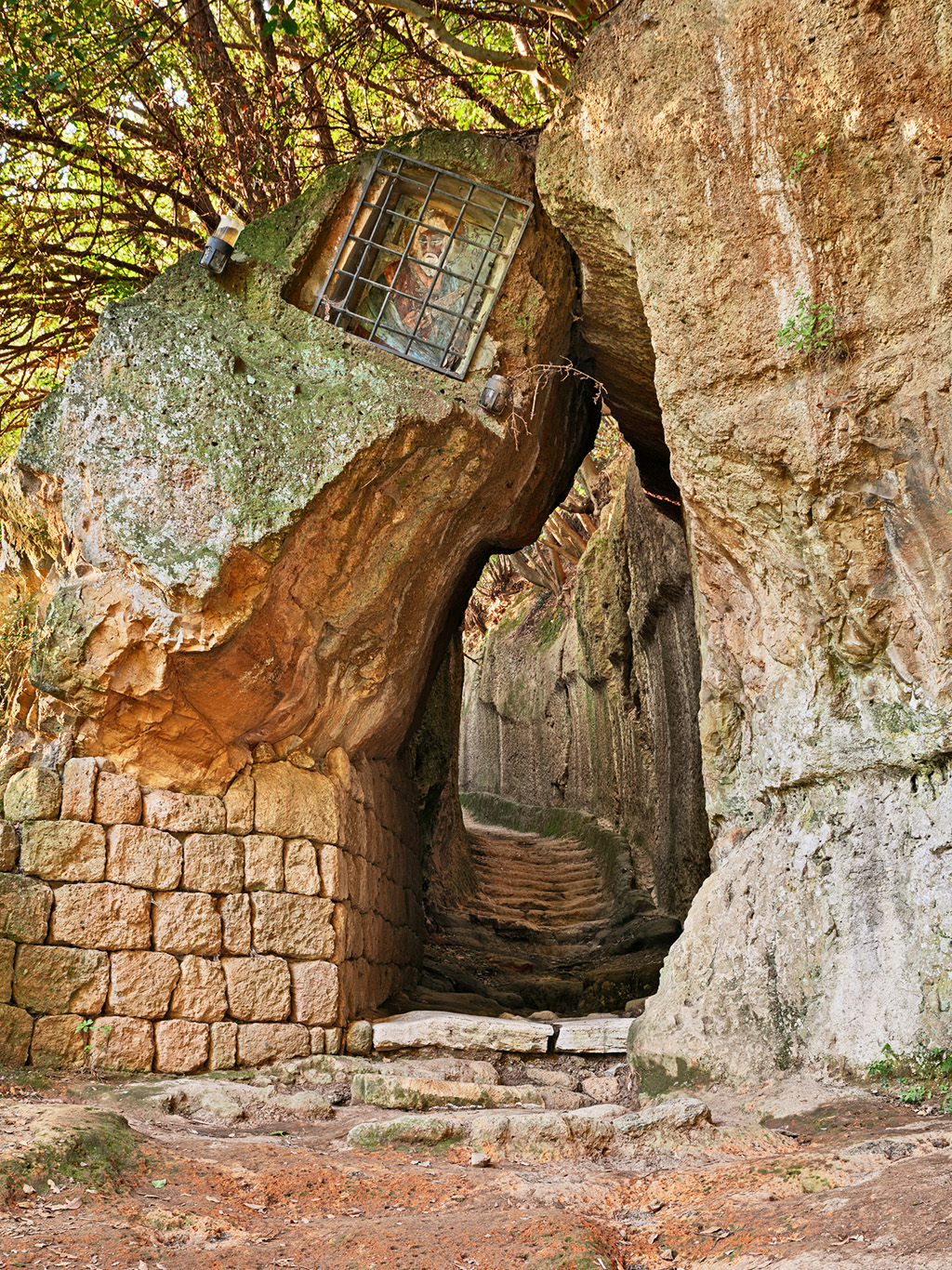 Obraz svatého Josefa na skále u vchodu do tajuplných chodeb Vie Cave