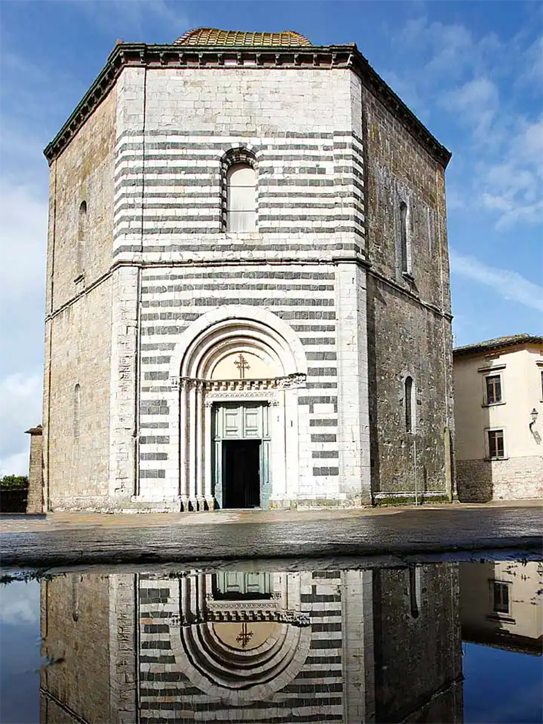 Baptisterium sv. Jana ve Volteře má oktagonální půdorys