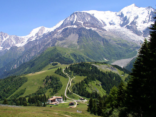 V horském sedle Col de Voza se můžete svézt i na ozubnicové dráze